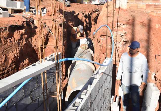 Prefeitura realiza construção de novo sistema de drenagem na rua Quintino Bocaiuva
