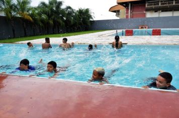 Prefeitura oferece aulas de natação e hidroginástica para crianças, jovens e adultos no Clube do JK e em Paulópolis