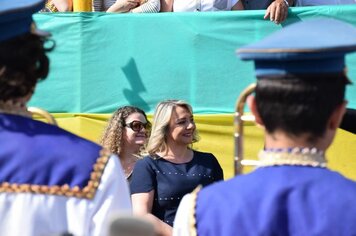 Milhares de cidadãos prestigiam Desfile Cívico em Pompeia