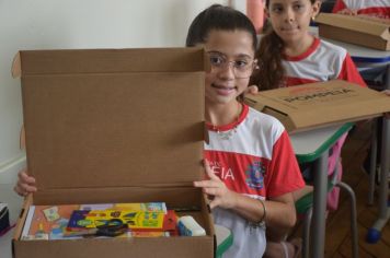 Alunos da rede municipal recebem kits escolares no primeiro dia de aula