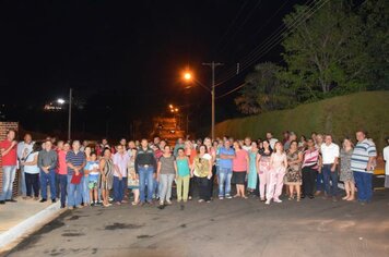 Loteamento Chácaras Aurora recebe pavimentação e prefeita Tina entrega decretos que homenageiam moradores 