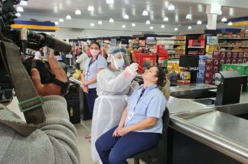 Empresários e funcionários do comércio são testados contra a COVID-19 em preparação para o Dia dos Pais