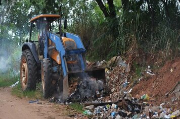 Prefeitura realiza limpeza de área ambiental