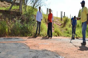 Prefeita tina acompanha operação tapa-buracos na vila paulina