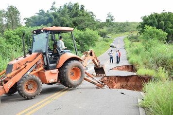 Chuva forte causa estragos na Vicinal Tufic Baracat que liga Pompeia a Queiroz
