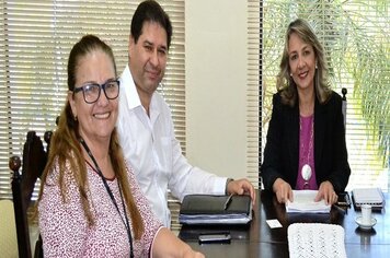 Prefeita tina se reúne com gerente da cpfl e solicita troca de lâmpadas queimadas