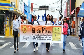 Passeata marca dia nacional de combate ao abuso e exploração de crianças e adolescentes