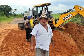 Vereador Nê Fernandes acompanhou obra em estrada rural