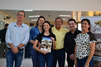 Residencial dos Ipês entrega contratos registrados para futuros moradores