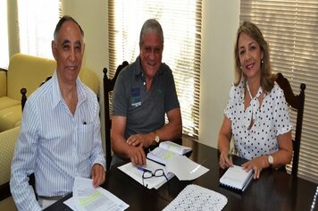 Prefeita tina demanda casas para pompeia junto à secretaria estadual da habitação