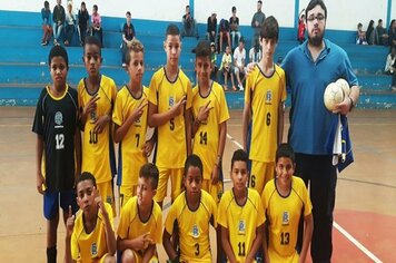 Alunos da escolinha de futsal de pompeia fazem amistosos contra times de álvaro de carvalho