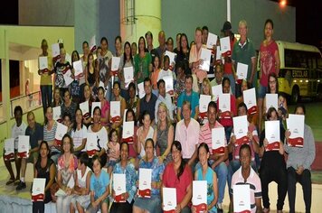 Prefeita Tina entrega matrículas de imóveis a mutuários do núcleo “odilon”