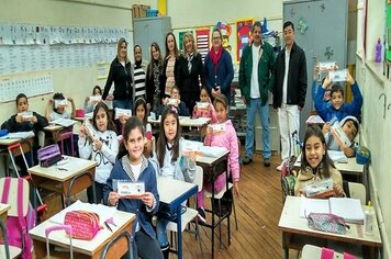 Crianças da rede municipal de ensino recebem kits de higiene bucal