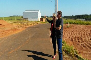 Prefeita tina confere andamento de obras do distrito industrial iv