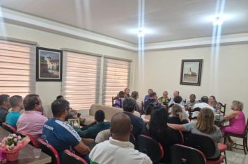 Prefeita Tina Escorce anuncia antecipação do 13º dos servidores para novembro