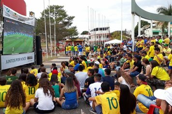 Torcida pompeiana lota a Praça e acompanha a vitória do Brasil em um grande telão de LED
