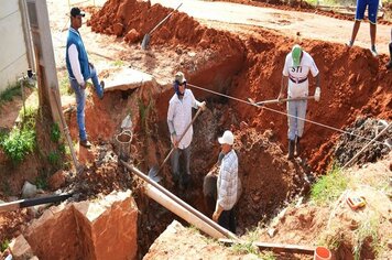 Prefeitura de pompeia realiza obra de canalização de água pluvial na rua adi rodrigues, jardim primavera