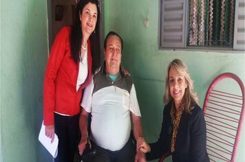 Prefeita tina entrega cobertores para acamados e cadeirantes 