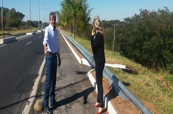DER atende solicitação da prefeitura e instala guard rail para proteger ciclistas