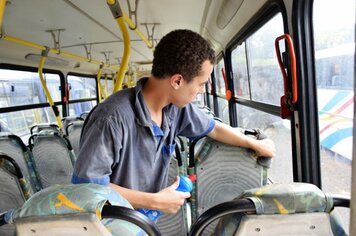 Ônibus do transporte coletivo de Pompeia são higienizados várias vezes ao dia e disponibilizam álcool em gel para os passageiros