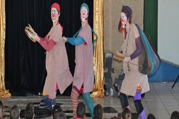 Espetáculo infanto juvenil diverte alunos da rede municipal em evento no clube jk