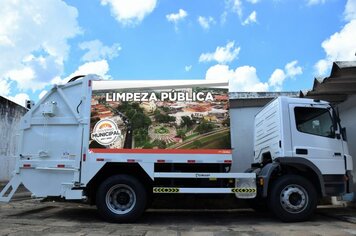 Administração Tina Januário adquire novo caminhão de lixo