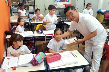 Prefeitura entrega kits de higiene bucal para alunos da rede municipal