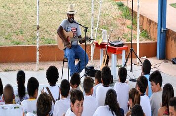 Projeto som da vida apresenta diversidade de estilos musicais a crianças do tempo integral de pompeia