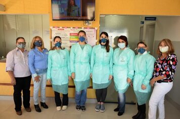 Professoras do ECAP entregam máscaras e jalecos para profissionais da saúde e da assistência social