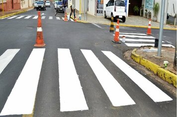 Serviços de pintura e sinalização de solo avançam para melhorar o trânsito em pompeia