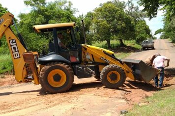 Prefeitura faz manutenção no asfalto e em boca de lobo, em Novo Cravinhos