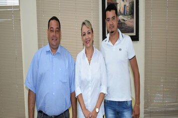 Prefeita tina comemora liberação de recursos para a compra de máquina motoniveladora