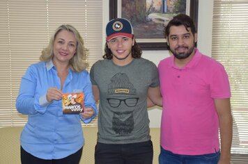 Prefeita Tina recebe cantor Marcos Vinny e aumenta a expectativa para o “Sextou, Paulópolis!”