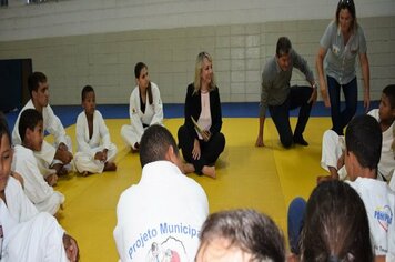 Prefeita Tina visita projeto Judô em Ação e anuncia renovação da parceria