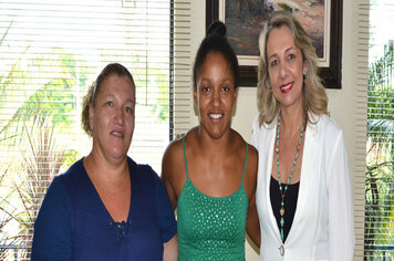 Judoca da Seleção Brasileira visita prefeita Tina