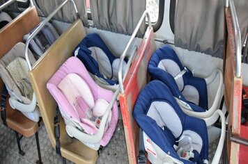 Ônibus que transportam crianças para creches ganham novas cadeirinhas especiais