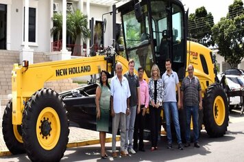 Prefeita tina e vereadores comemoram chegada de nova motoniveladora