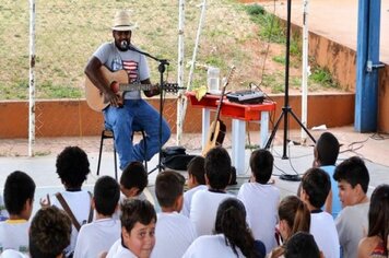 Aula de música encanta alunos da ‘carmelino’