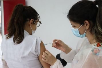Profissionais da educação recebem a segunda dose e completam o ciclo de vacinação contra a COVID-19