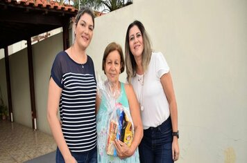 Divisão de assistência social entrega kits de café da tarde a idosos