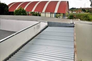 Obra na cobertura da emef “carmelino” resolve problema de infiltração