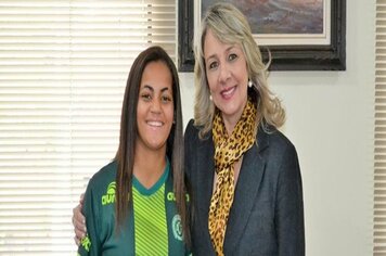 Atleta de pompeia é campeã mundial de futsal com a seleção brasileira