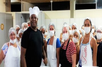 Alunos do curso de culinária do ecap preparam peixe assado