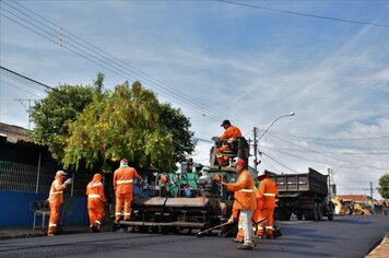 Rua Oswaldo Aranha, do Núcleo JK, recebe asfalto novo e moradores comemoram