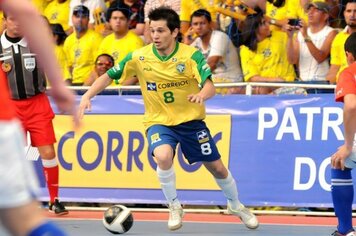 Com atleta da seleção brasileira, Pompeia recebe partidas de futsal dos Jogos Abertos