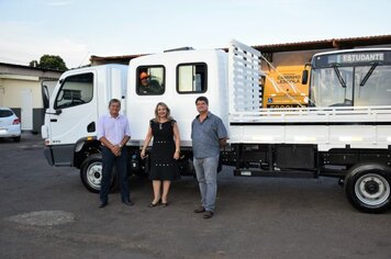 Governo Municipal adquire dois novos caminhões