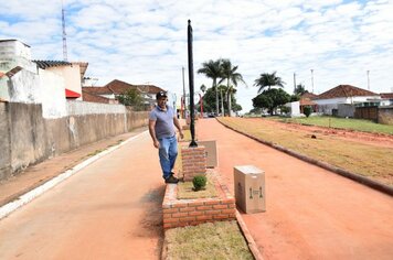 Postes de iluminação começam a ser instalados no canteiro central da nova Pista de Cooper e Ciclovia