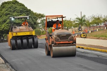 Programa Asfalto Novo avança com recapeamento da Avenida Benjamin Constant e rua José Jordão