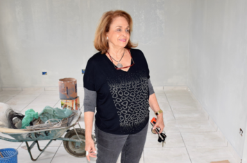 Filha do fundador de Paulópolis visita obra do futuro Centro Cultural da vila
