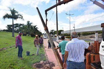 Calçadão da entrada da cidade recebe iluminação